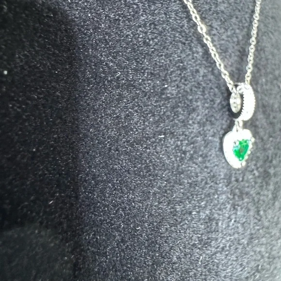 Elegant Silver Necklace with Green Heart Pendant - Picture 4 of 6